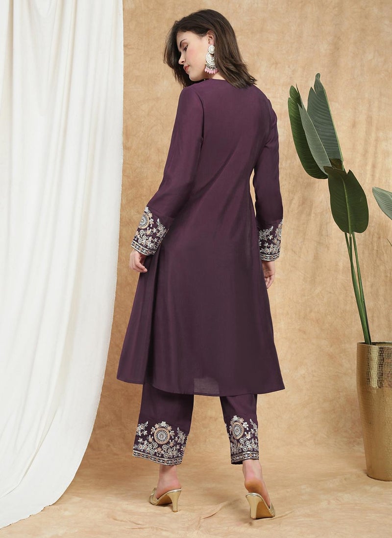 جلو باص طقم نسائي كورتا وبنطلون مطرز بالترتر والزري بياقة على شكل حرف  وأكمام طويلة من جلوبس - Image 4